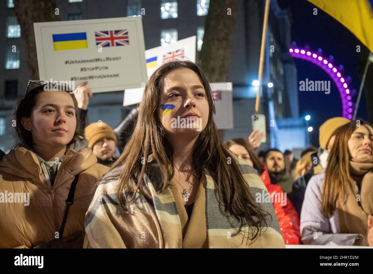 LONDON, FEBRUAR 24 2022 Pro-ukrainische Demonstranten protestieren gegen Russlands Invasion der Ukraine. Kredit: Lucy North/Alamy Live Nachrichten Stockfoto