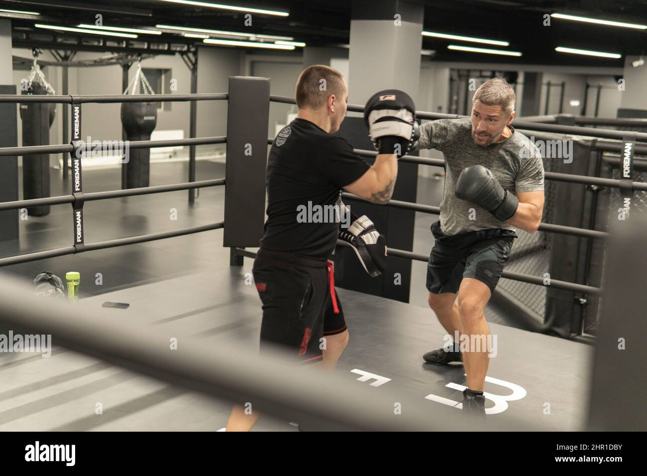 RUSSLAND, MOSKAU - 14. FEB 2022: Boxtraining Turnhalle Frauentasche, für Stärke Kickboxen von Athlet für starken Körper, Muskelperson. Sportbekleidung Stockfoto