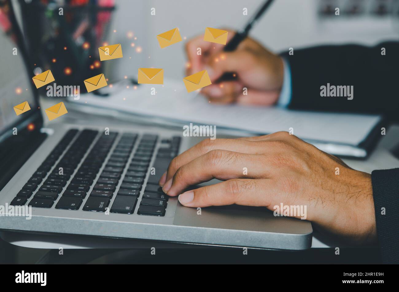 Marketingunternehmen, die Informationen an Kunden senden oder Online-Transaktionen hacken. Business Concept-Technologie. Stockfoto