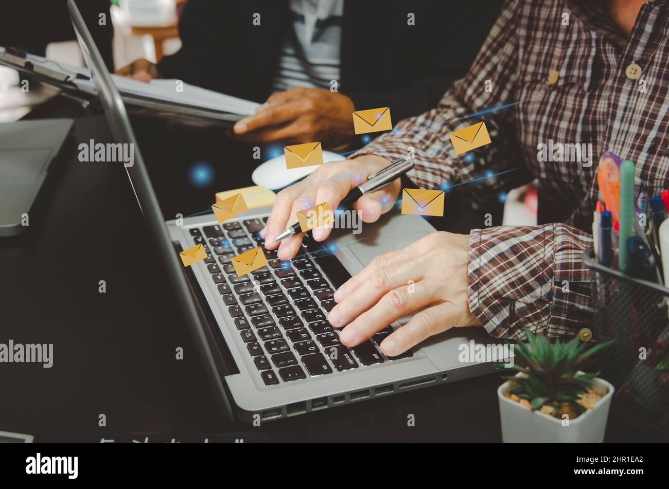 Hand Business man Eingabe auf einem Computer keyboard.Marketing-Geschäft Senden von Informationen an Kunden oder Hacking Online-Transaktionen. Geschäftskonzept t Stockfoto
