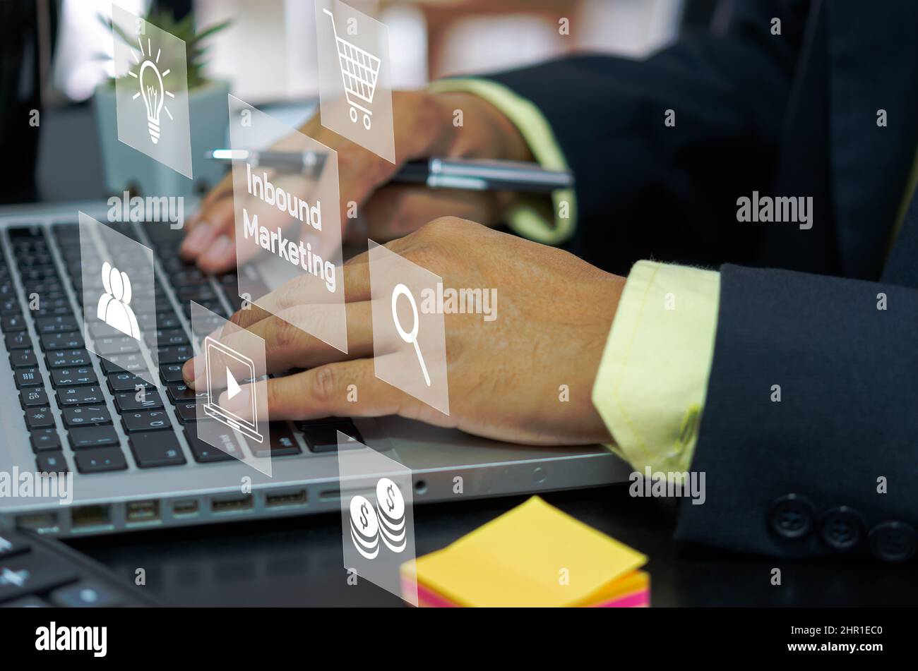 Geschäftsmann tippt auf Laptop, um Inbound Marketing virtuelle Bildschirm Investitionsanalyse für zukünftige Technologiekonzepte. Stockfoto