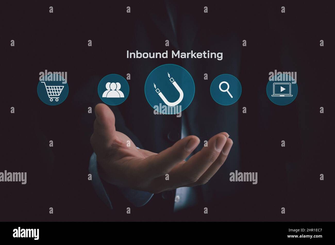 Hand Geschäftsmann Symbol Inbound Marketing virtuellen Bildschirm Internet Business Big Data Technologie Konzept. Stockfoto