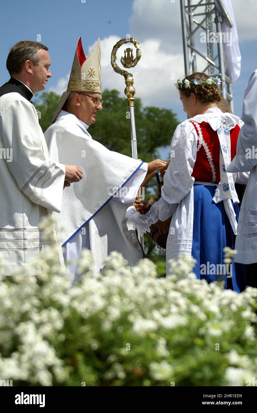 Wieleń Zaobrzański, Wielkopolska, Großpolen, Polen, Polska; Kardinal Joachim Meisner empfängt die Geschenke, die in der Geschenkprozession mitgebracht wurden Stockfoto