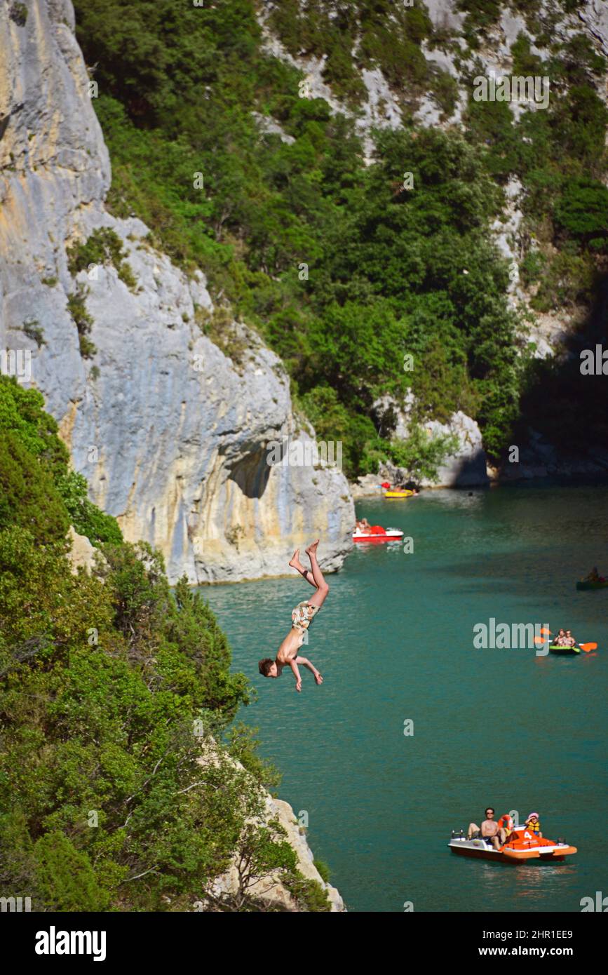 Springen Sie von 15 Metern Höhe in den Canyon von Verdon, Frankreich, Alpes de Haute Provence, Moustiers sainte Marie Stockfoto
