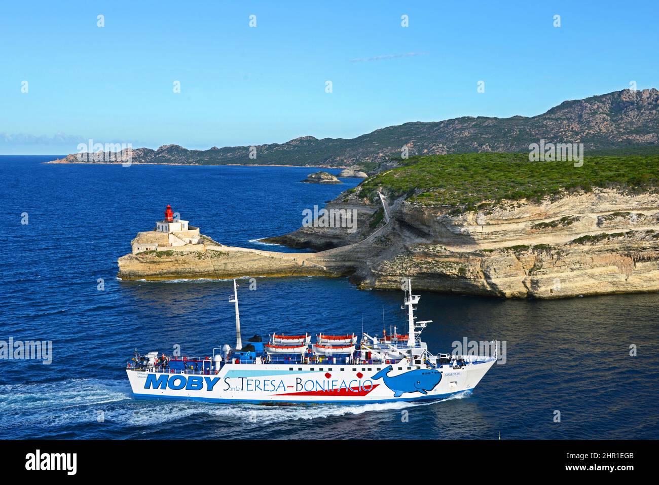 Fähre zwischen Korsika und Sardegna, vorbei am Leuchthaus Madonetta am Hafeneingang von Bonifacio, Frankreich, Korsika, Bonifacio Stockfoto