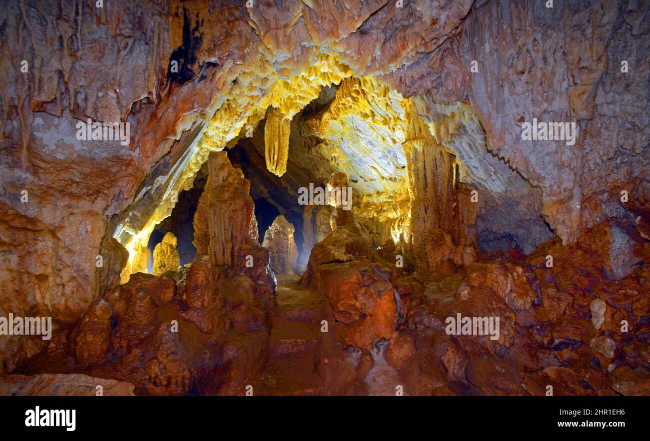 Tropfsteinhöhle in der Nähe des Dorfes Erbaluna, Frankreich, Korsika, Brando Stockfoto