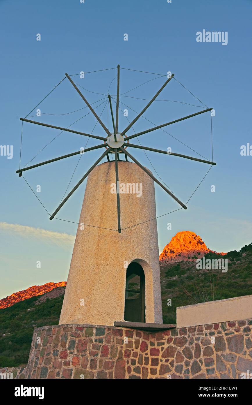 Windmühle auf der Hochebene von Lassidhi, Griechenland, Kreta, Tzermiado Stockfoto
