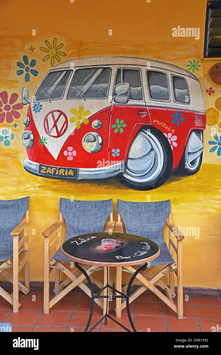 Gemalter Hippie-Van an einer Restaurantwand, Griechenland, Kreta, Matala Stockfoto