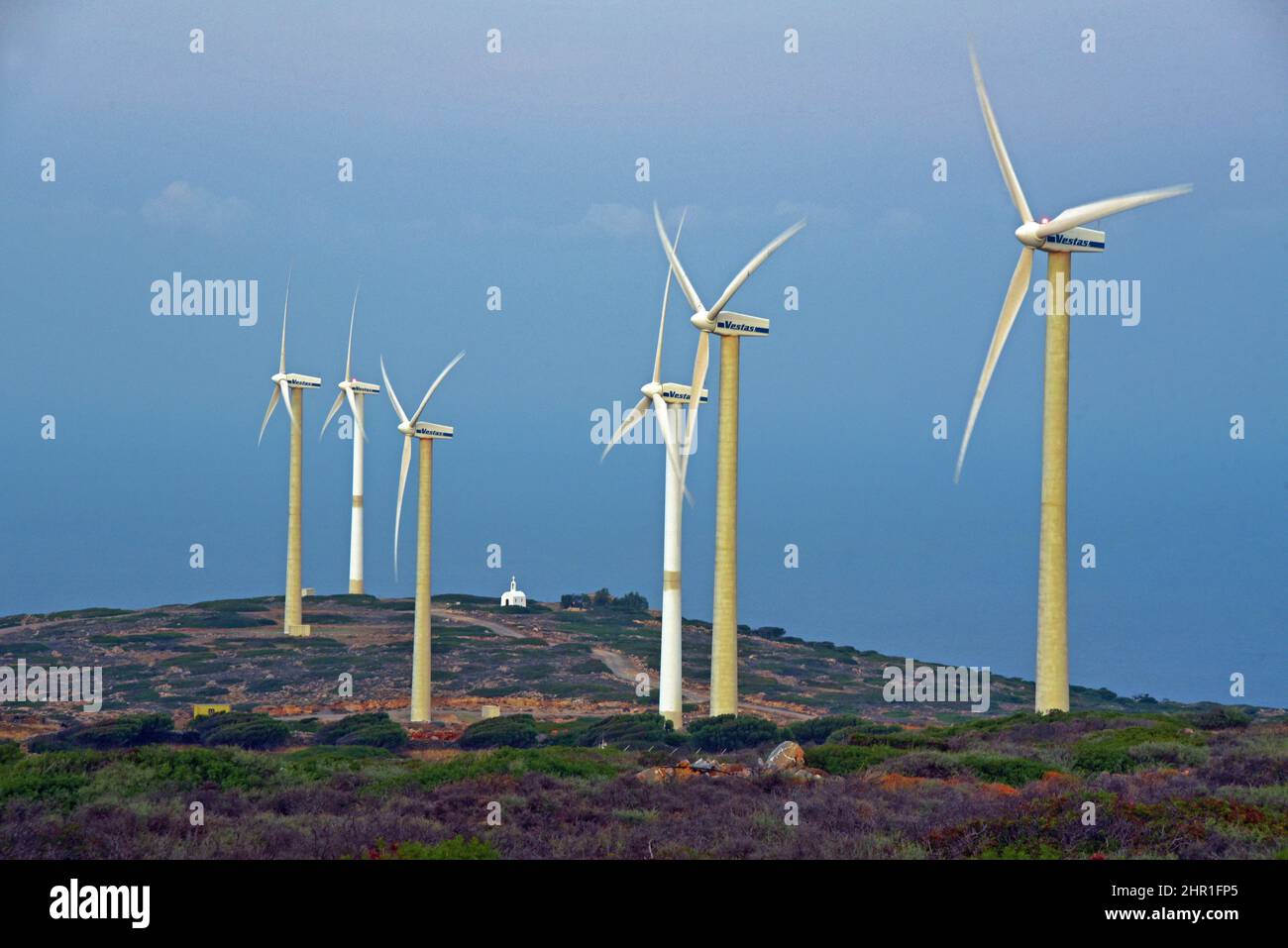 Windturbinen auf dem Rücken eines Berges, Griechenland, Kreta, Elounda Stockfoto