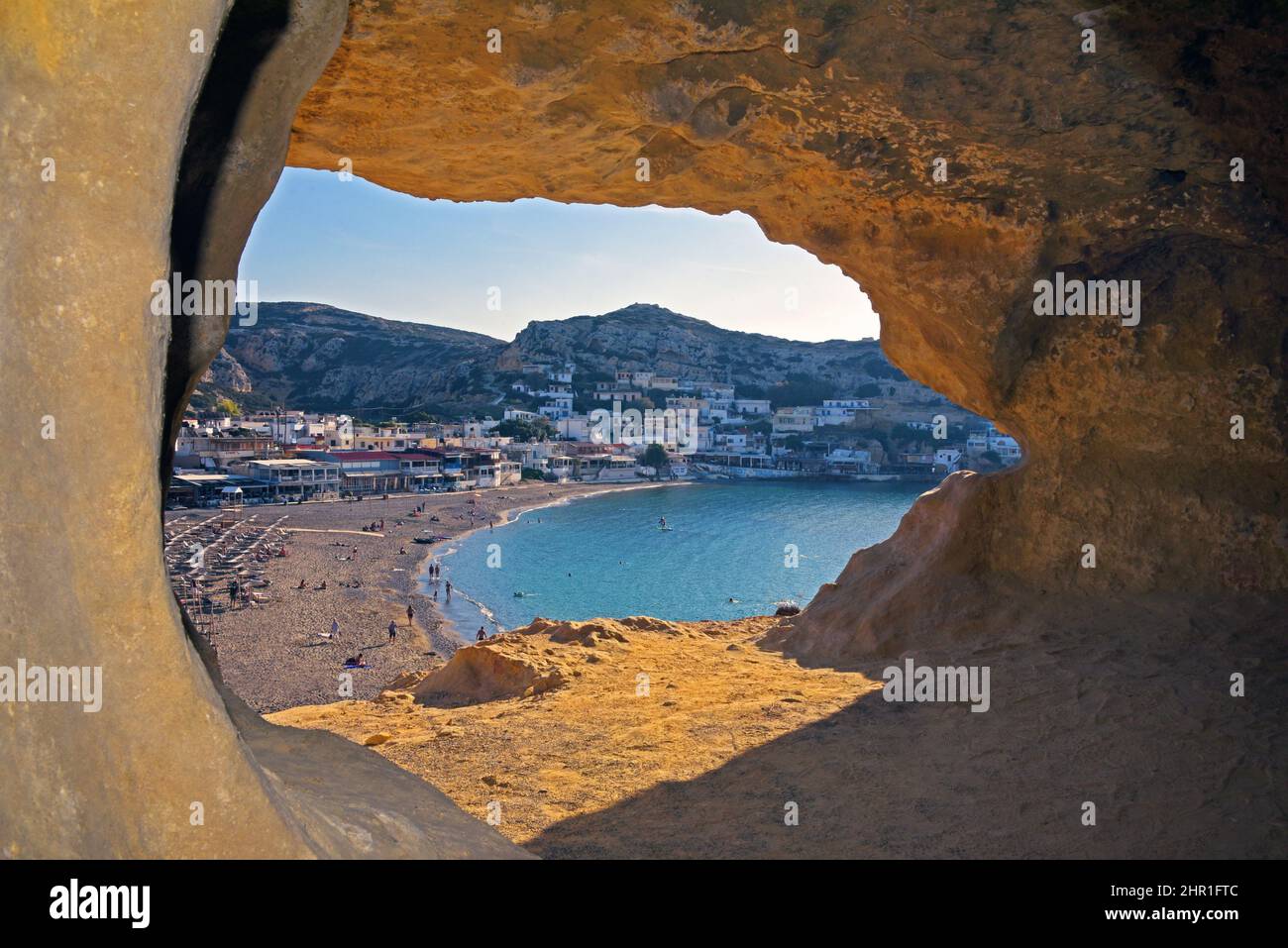 Blick von den Hippie-Höhlen von Matala auf den Strand und das Dorf, Griechenland, Kreta, Matala Stockfoto