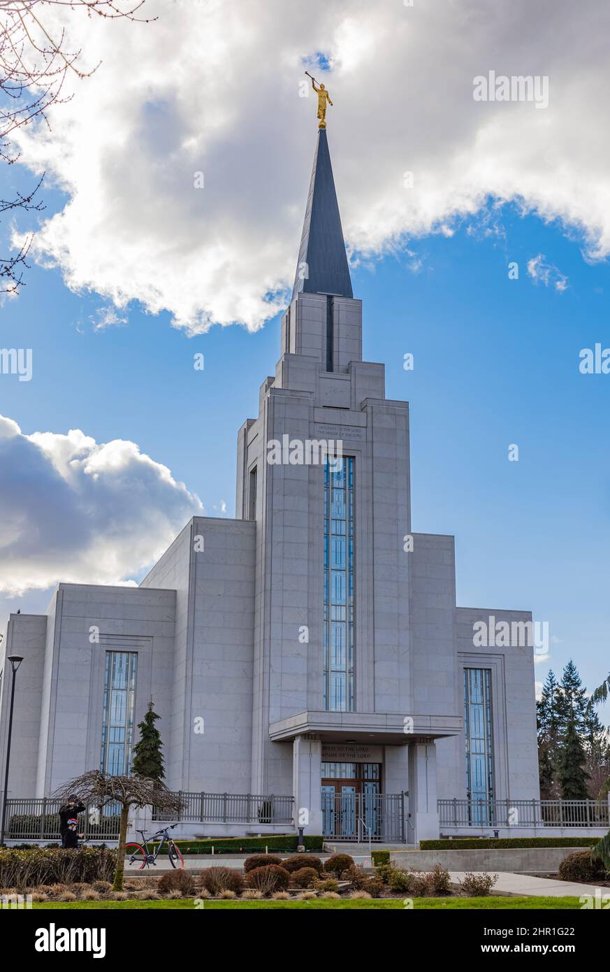 Modernes Gebäude aus Granit. Vancouver British Columbia Temple in Langley BC, Kanada-Februar 20,2022. Straßenfoto, selektiv Stockfoto