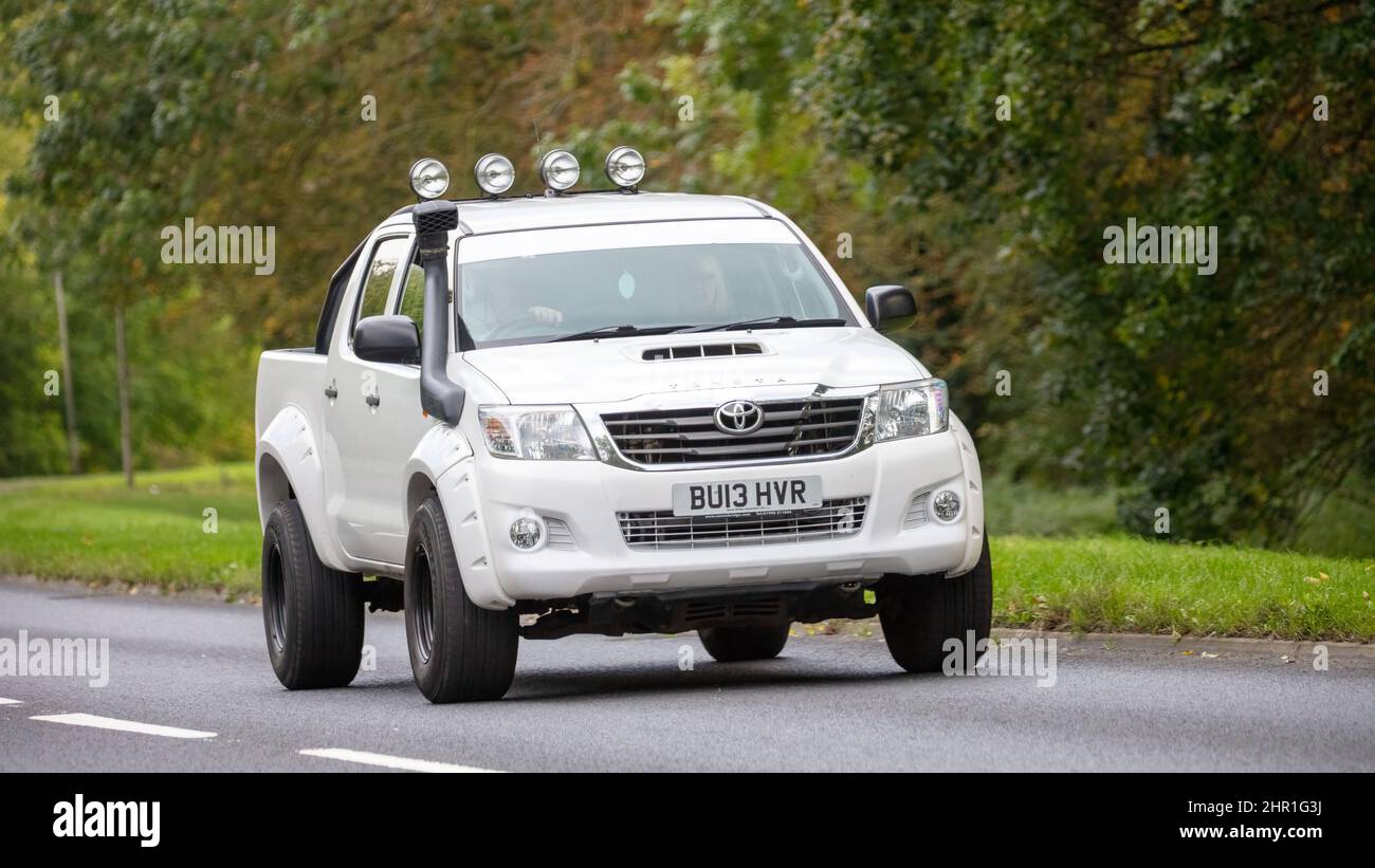 2013 weißer Toyota 2494cc hilux LKW Stockfoto