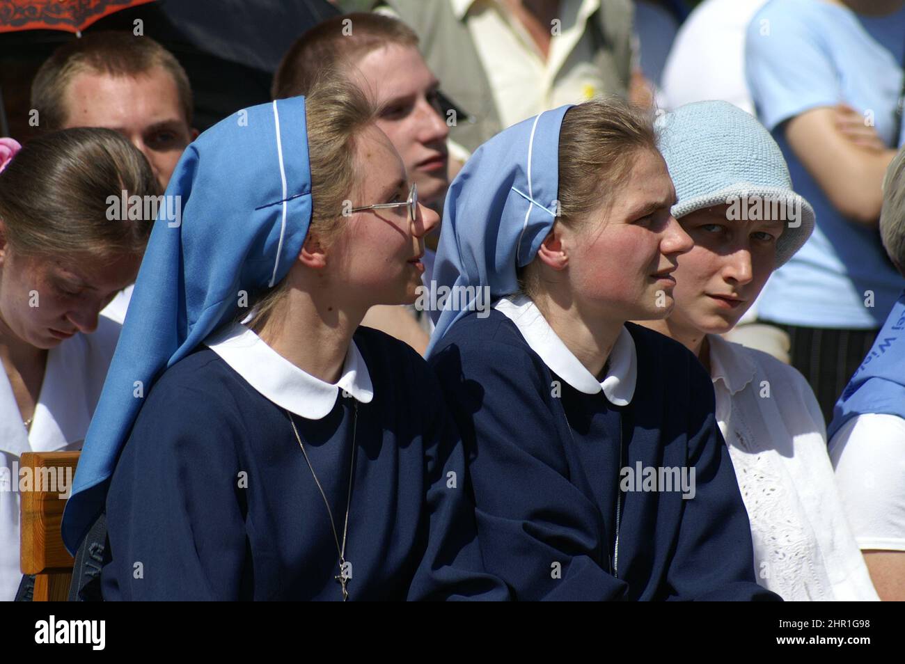 Wieleń Zaobrzański, Großpolen Polen, Polska; zwei junge Nonnen im öffentlichen Dienst. Zwei junge Neunte bei einem öffentlichen Gottesdienst Stockfoto