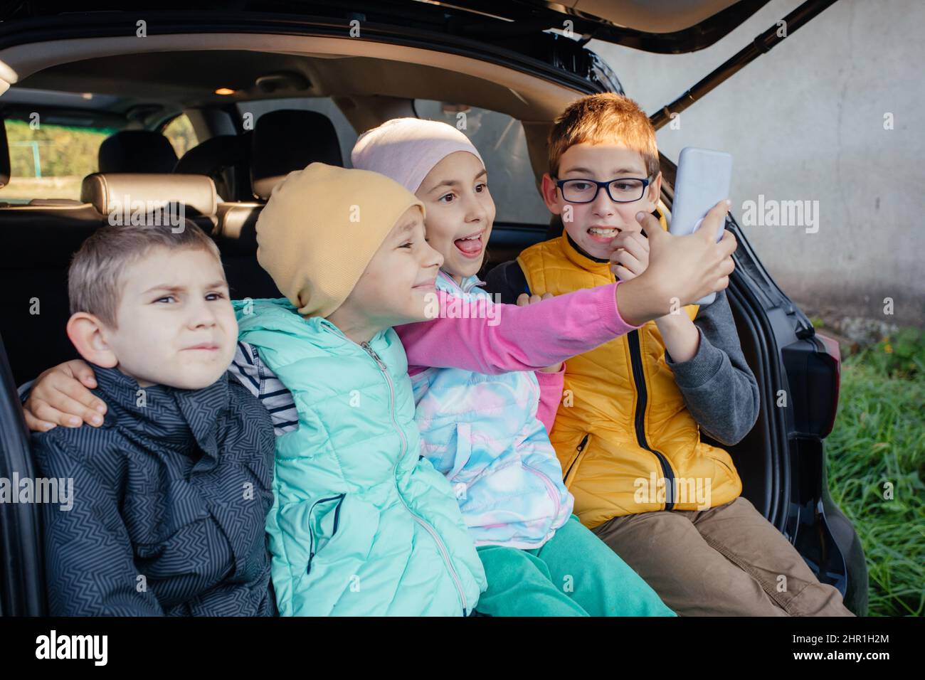 Gruppe von Kindern, die Selfies mit dem Smartphone machen Stockfoto