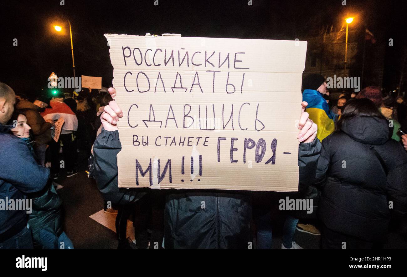 München, Bayern, Deutschland. 24th. Februar 2022. "Russische Soldaten: Wenn ihr euch aufgibt, werdet ihr zu Helden werden". An unzähligen Demonstrationen auf der ganzen Welt trafen sich Russen, Ukrainer, Deutsche und Menschen aus der ganzen Welt in der Nähe des russischen Konsulats von München, Deutschland, um gegen die russische Invasion in der Ukraine zu protestieren. Viele Anwesende machten darauf aufmerksam, dass sich die EU nicht mit Putin oder Lukaschenko aus Belarus befasst hat, die beide die Kriegführenden in diesem Krieg sind. Die ukrainische Gemeinschaft hat die Welt gewarnt, endlich die russische Expansionsdrohung ernst zu nehmen Stockfoto