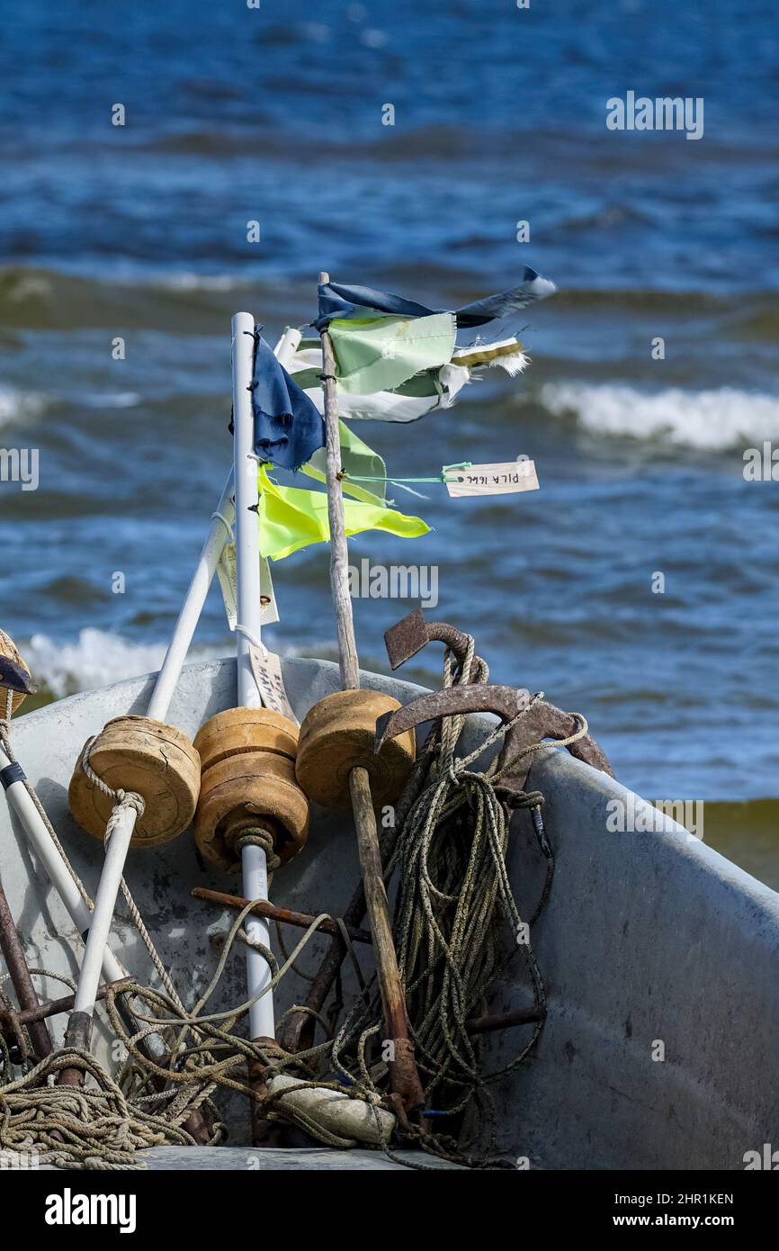 Angelausrüstung in einem Boot vor dem Hintergrund des blauen Himmels und des Meeres Stockfoto