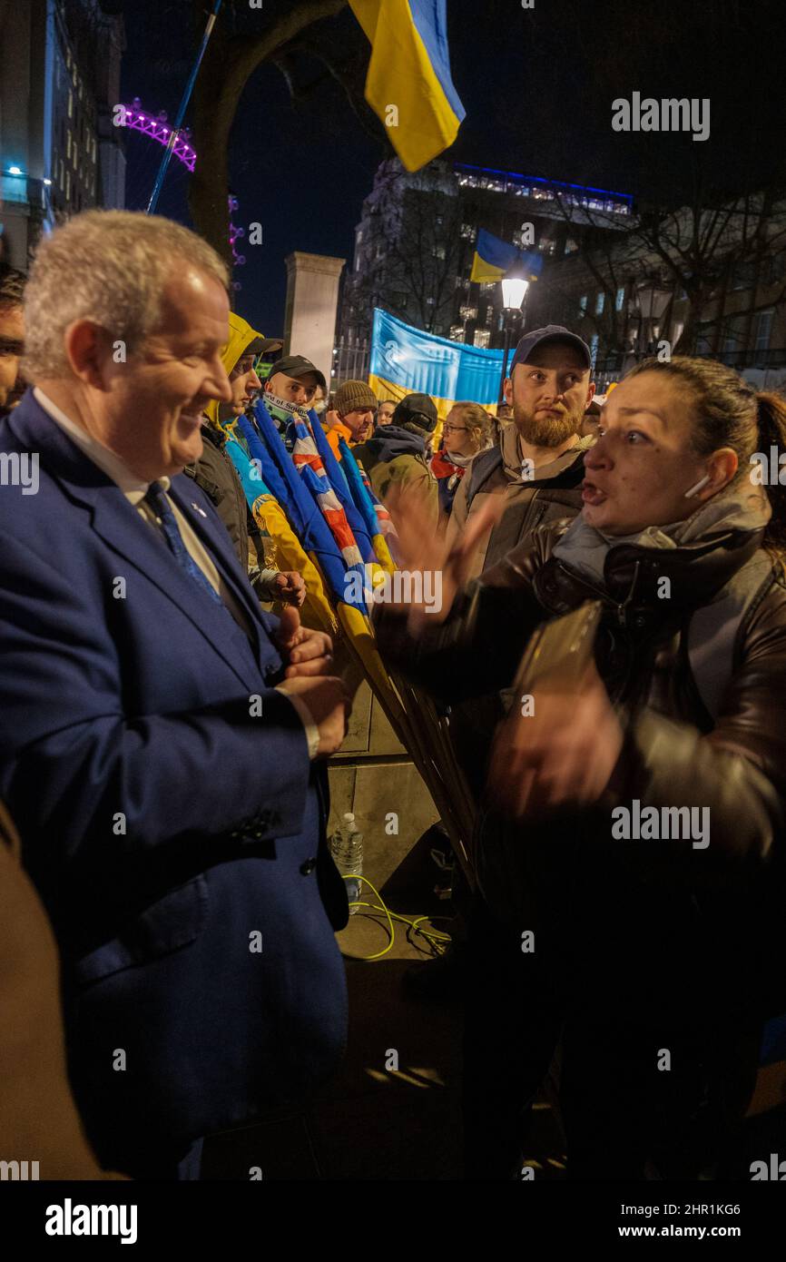 Ukrainer in London versammeln sich vor der Downing Street und fordern nach dem Beginn ihrer Invasion größere Sanktionen gegen Russland.Anführer der Scottis Stockfoto