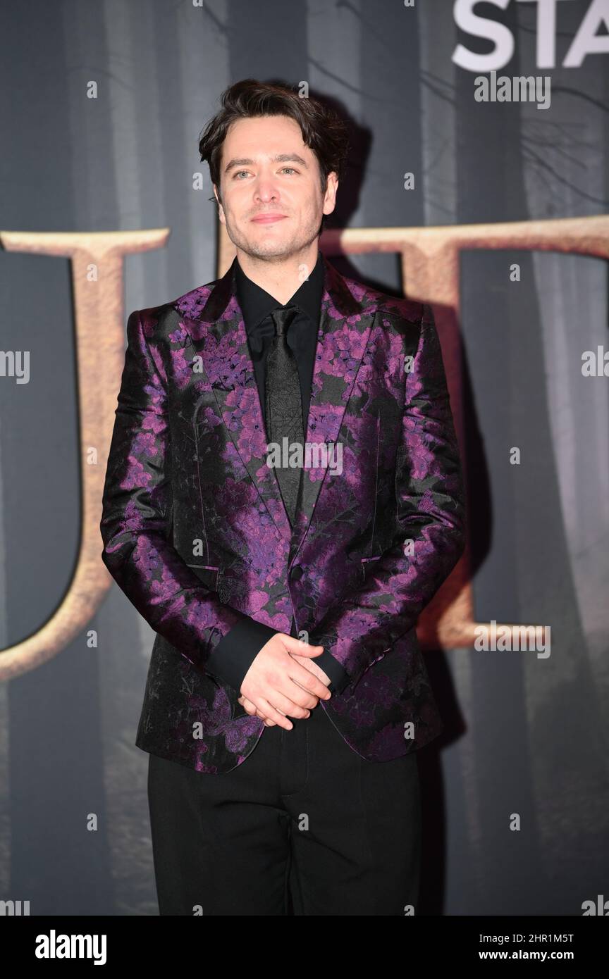 Alexander Vlahos ist am 24th 2022. Februar in der Royal Albert Hall, London, Großbritannien, bei der „Outlander“-Staffel mit sechs Premiere-Kostümen zu sehen. Stockfoto