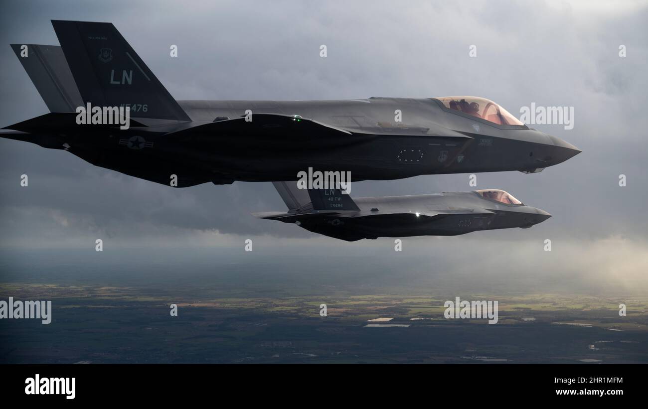 U.S. Air Force F-35A Lightning II Flugzeuge, die dem 495th Fighter Squadron zugewiesen wurden, kehren nach Abschluss einer Trainingsübung mit NATO-Verbündeten an die Royal Air Force Lakenheath, England, zurück, 22. Februar 2022. Die Schulung wurde entwickelt, um die Interoperabilität zu verbessern und es den Vereinten Kräften zu ermöglichen, kohärent und effektiv zusammenzuarbeiten, um militärische Ziele zu erreichen. (USA Air Force Photo Von Tech. Sgt. Rachel Maxwell) Stockfoto