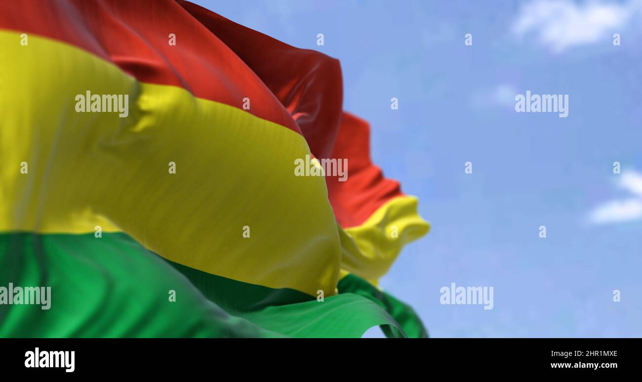 Detail der Nationalflagge Boliviens, die an einem klaren Tag im Wind winkt. Bolivien ist ein Binnenland im Westen-Mittel-Südamerika. Pa Stockfoto