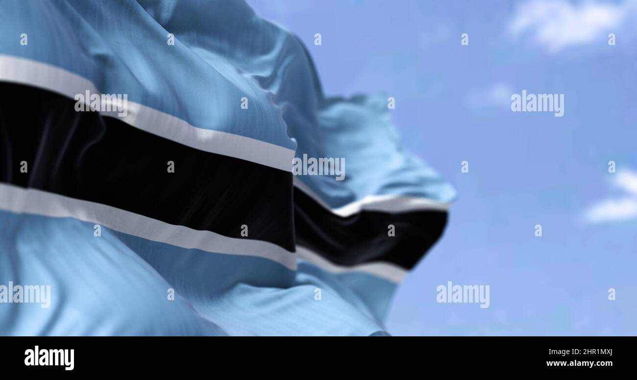 Detail der Nationalflagge Botswanas, die an einem klaren Tag im Wind winkt. Demokratie und Politik. Patriotismus. Selektiver Fokus. Botswana ist ein Landschloss Stockfoto