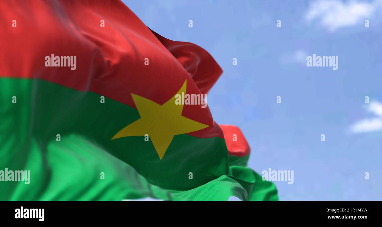 Detail der Nationalflagge von Burkina Faso, die an einem klaren Tag im Wind winkt. Demokratie und Politik. Patriotismus. Selektiver Fokus. Burkina Faso ist ein Stockfoto