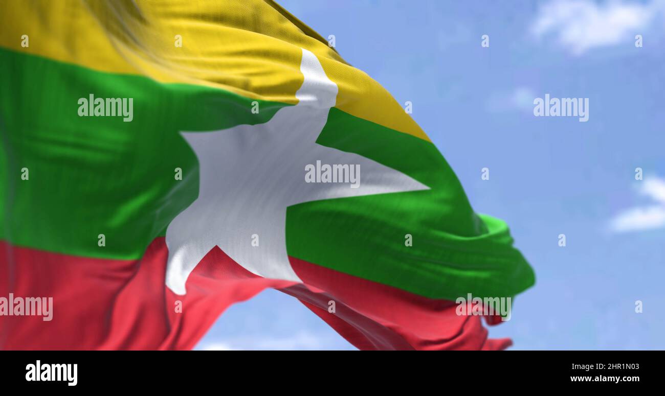 Detail der Nationalflagge von Myanmar, die an einem klaren Tag im Wind winkt. Demokratie und Politik. Patriotismus. Selektiver Fokus. Myanmar ist ein Land in Stockfoto