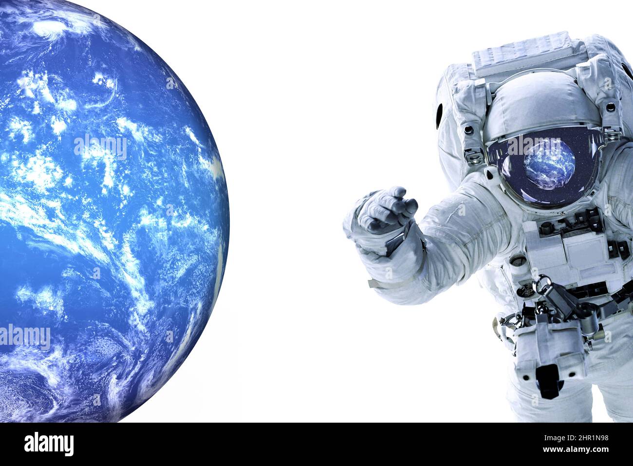 Single Space Astronaut mit blauem bewohnbaren Planeten Reflexion auf seinem Glas des Helms isoliert auf weißem Hintergrund in der Nähe des blauen Planeten. 3D erkrankt Stockfoto