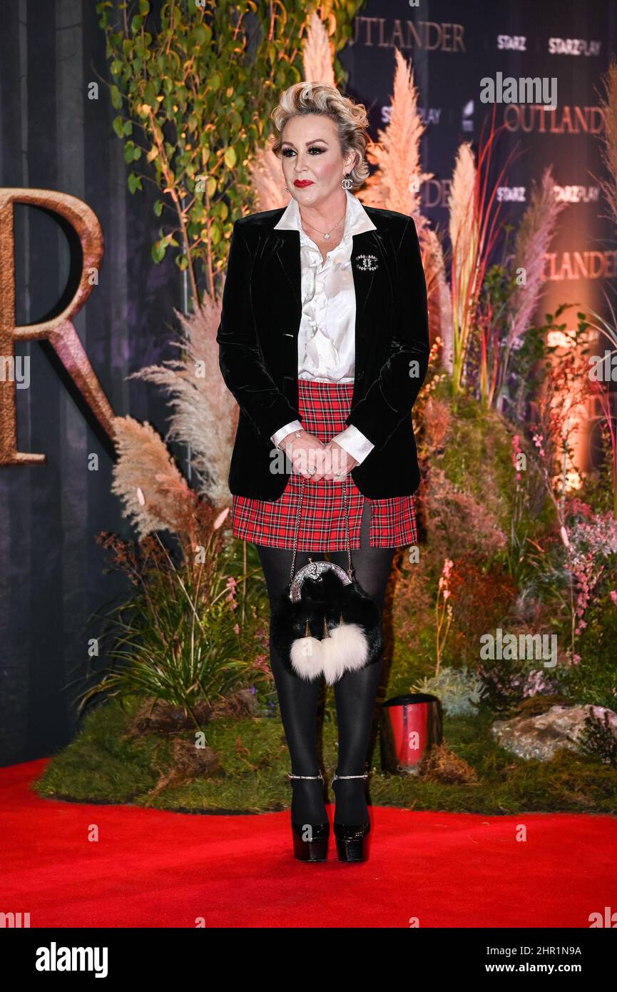 Tessa Hartmann verführt die „Outlander“ Season Six Premiere Kostüme am 24th 2022. Februar in der Royal Albert Hall, London. Stockfoto
