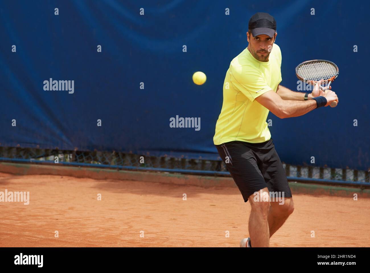 Hes König des Tones. Ein männlicher Tennisspieler auf einem Sandplatz. Stockfoto