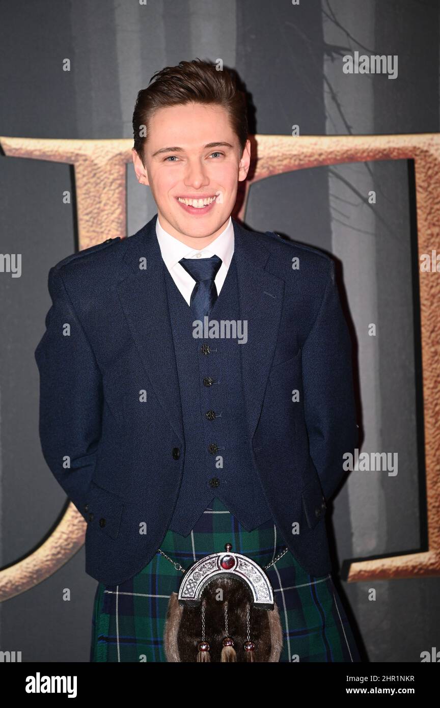 Paul Gorman verführt die „Outlander“ Season Six Premiere-Kostüme am 24th 2022. Februar in der Royal Albert Hall, London, Großbritannien. Stockfoto