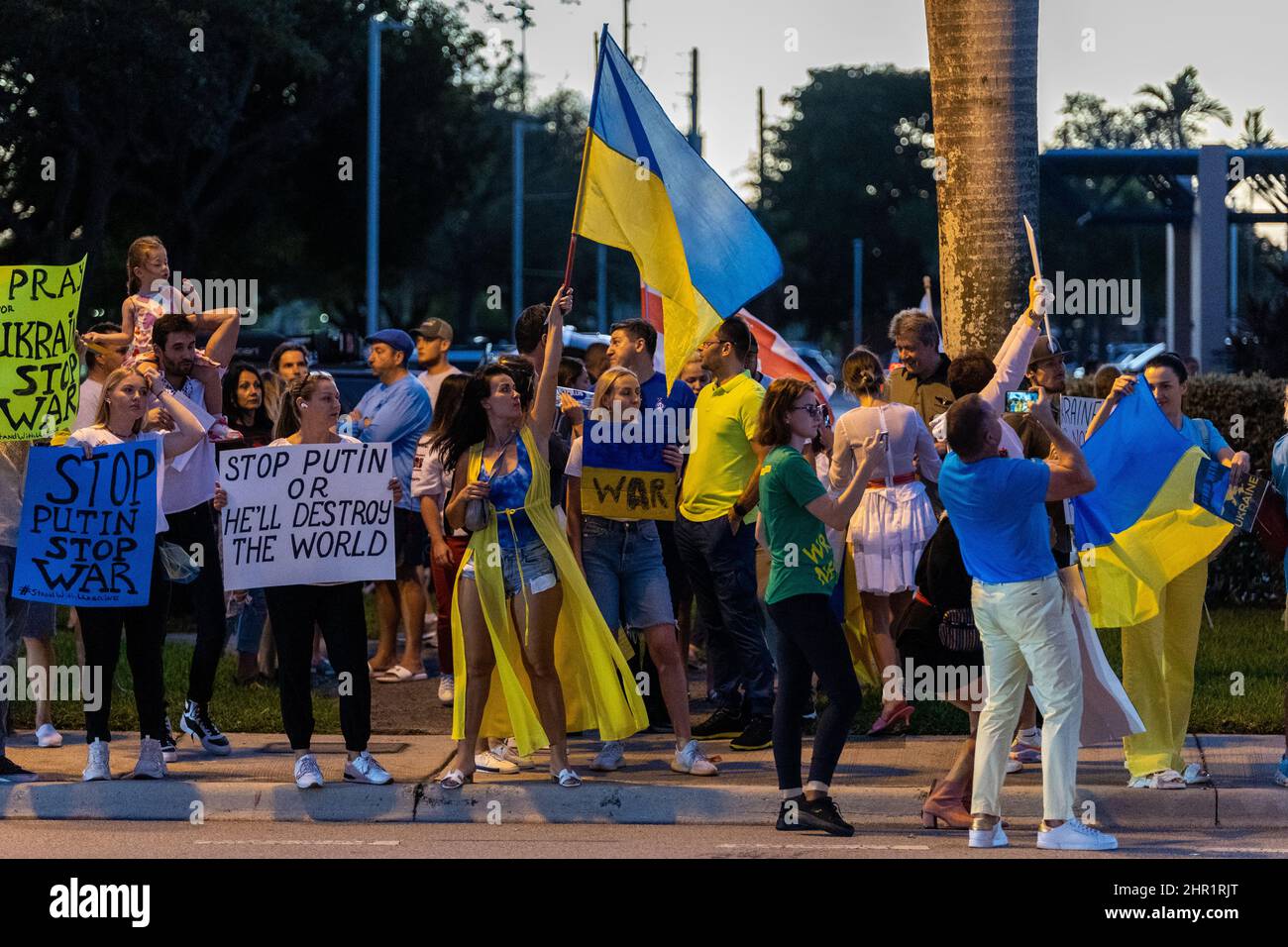 Hallandale, Florida, USA. Februar 24th 2022. Miami: Ukraine-Kriegsprotest. Protest gegen russische Invasion in der Ukraine. Einige Ukrainer in Miami, Sunny Isles Beach, Boca Raton und South Beach protestieren gegen die Invasion der russischen Armee in die Ukraine. Ukraine Krieg Protestschilder und Beiträge. Kredit: Yaroslav Sabitov/YES Market Media/Alamy Live Nachrichten Stockfoto