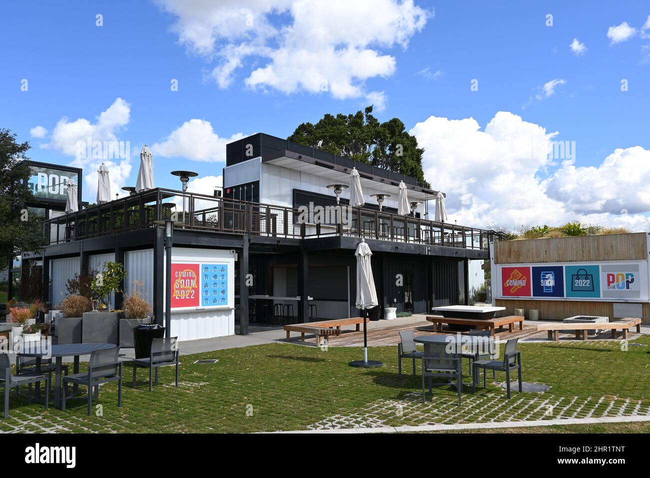 IRVINE, KALIFORNIEN - 23. FEBRUAR 2022: POP UP on the Park, at the Orange County Great Park bietet kulinarische Erlebnisse, Getränke und Boutiquen. Stockfoto