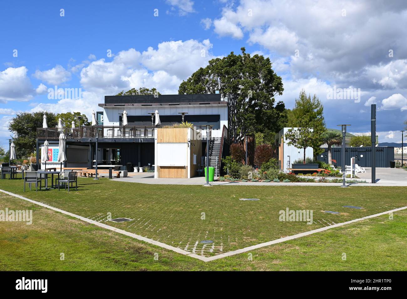 IRVINE, KALIFORNIEN - 23. FEBRUAR 2022: POP UP on the Park, at the Orange County Great Park bietet kulinarische Erlebnisse, Getränke und Boutiquen. Stockfoto