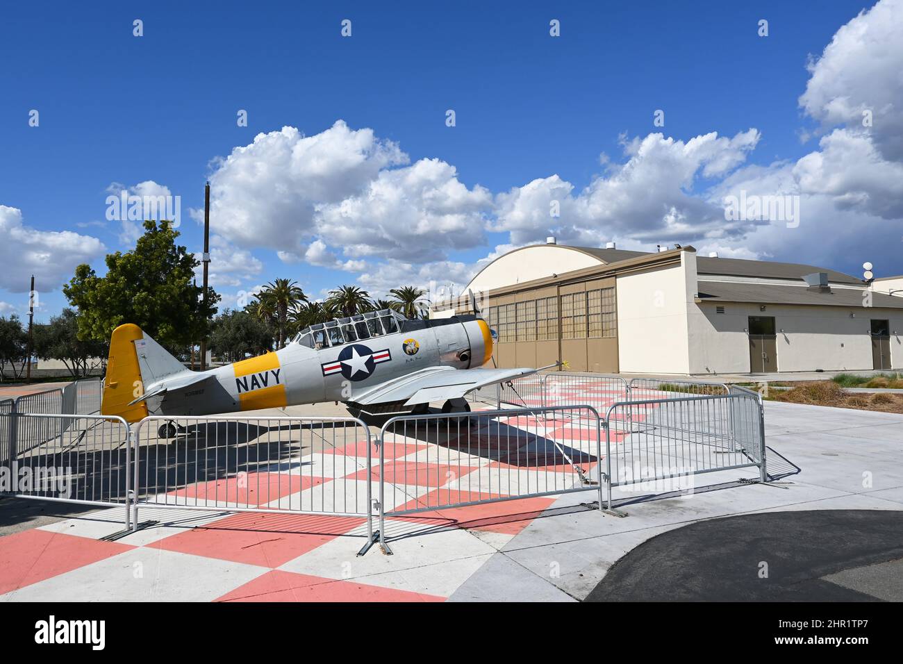 IRVINE, KALIFORNIEN - 23. FEBRUAR 2022: Ein texanisches Flugzeug der SNJ-5-Ära vor dem Hangar im Orange County Great Park. Stockfoto