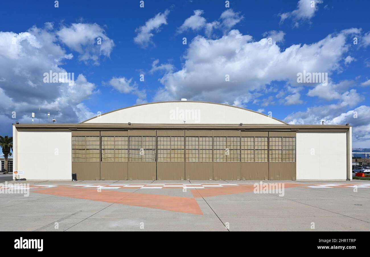 IRVINE, KALIFORNIEN - 23. FEBRUAR 2022: Hangar im Orange County Great Park. Das Gebäude beherbergt die Ausstellung Heritage and Aviation. Stockfoto