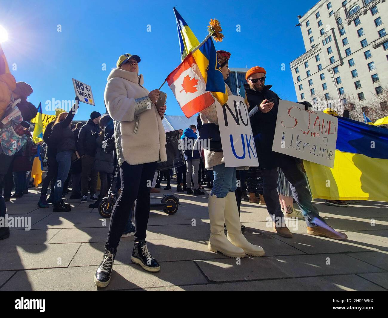 Vancouver, Vancouver, BC, Kanada. 24.. Februar 2022. VANCOUVER, BC - 24. FEBRUAR: Demonstranten protestieren am 24. Februar 2022 vor der Vancouver Art Gallery in Vancouver, Kanada, gegen den russischen Einmarsch in die Ukraine. Über Nacht startete der russische Präsident Wladimir Putin am 24.. Februar eine umfassende Invasion der Ukraine. (Bild: © Clelio Tomaz/PX Imagens via ZUMA Press Wire) Stockfoto