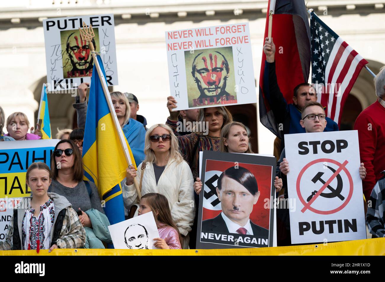 Sacramento, CA, USA. 24.. Februar 2022. Die lokale ukrainische Gemeinschaft hat am Donnerstag, den 24. Februar 2022 in Sacramento im State Capitol Zeichen gegen den russischen Präsidenten Putin bei einer Kundgebung zur Unterstützung der Ukraine gegen die russische Invasion in der Ukraine gesetzt. Über 200 Menschen nahmen an dem Protest Teil. (Bild: © Paul Kitagaki Jr./ZUMA Press Wire) Stockfoto
