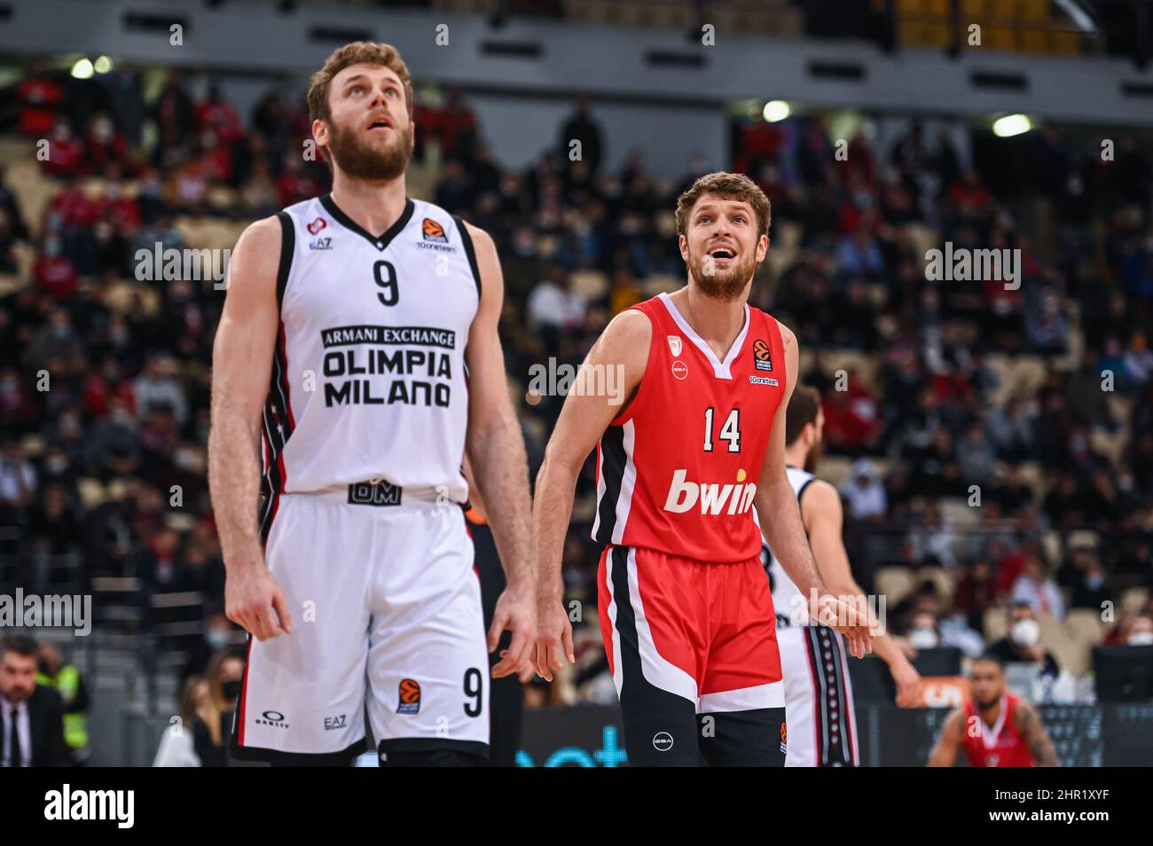 ATHEN, GRIECHENLAND – FEBRUAR 24: SASHA VEZENKOV, #14 von Olympiacos Piraeus mit NICOLO MELLI, #9 von AX Armani Exchange Mailand im Einsatz während des regulären Saisonkampfs der Turkish Airlines EuroLeague am 24. Februar 2022 im Peace and Friendship Stadium in Athen, Griechenland, findet das 27. Spiel von Olympiacos Piraeus und AX Armani Exchange statt. Quelle: Stefanos Kyriazis/Alamy Live News Stockfoto
