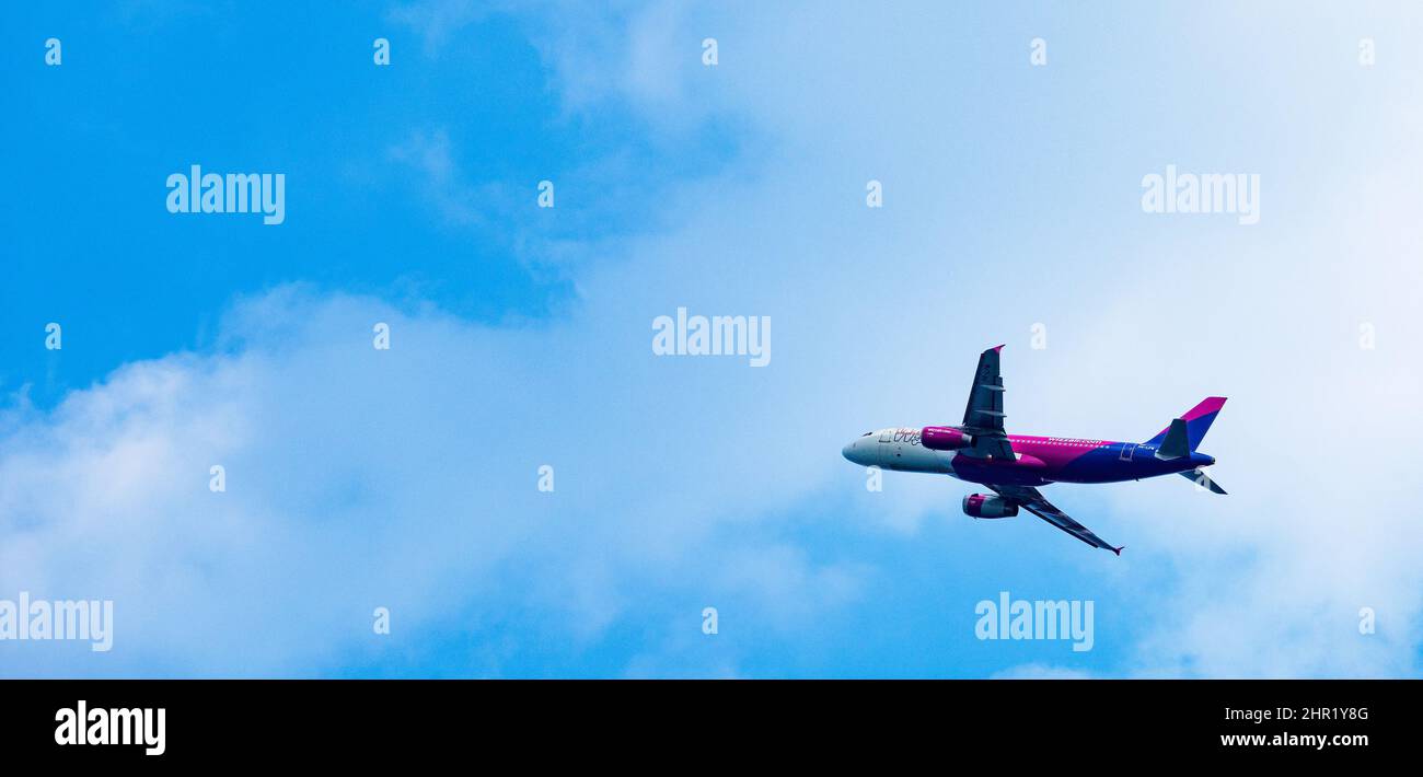 Larnaka, Zypern. 16.. Februar 2022. Wizz Air Airbus A320-232 mit Zulassung HA-LPM-Flugzeug am blauen Himmel. (Bild: © Igor Golovniov/SOPA Images via ZUMA Press Wire) Stockfoto