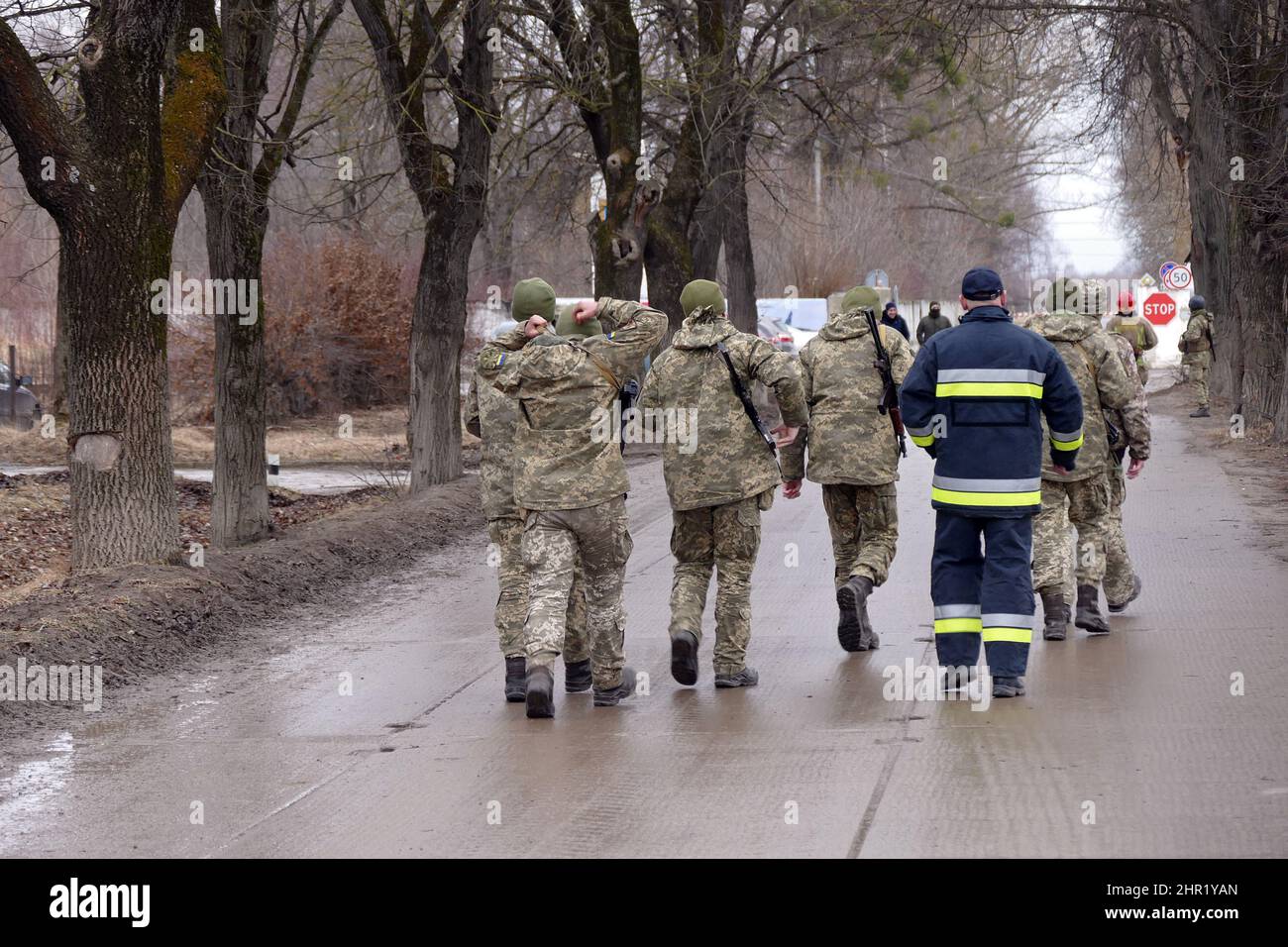IVANO-FRANKIWSK, UKRAINE - 24. FEBRUAR 2022 - bewaffnete Männer in Tarnuniformen sind auf den Straßen von Ivano-Frankiwsk, Westukraine, zu sehen. Stockfoto