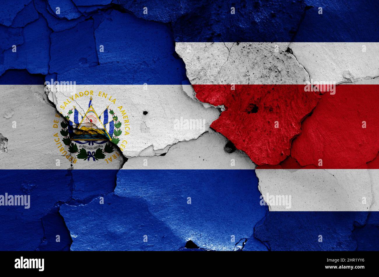 Flaggen von El Salvador und Costa Rica auf rissige Wand gemalt Stockfoto