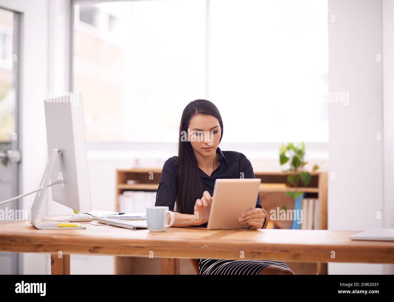 Leben in einer Unternehmenswelt. Aufnahme einer jungen Geschäftsfrau in ihrem Büro. Stockfoto