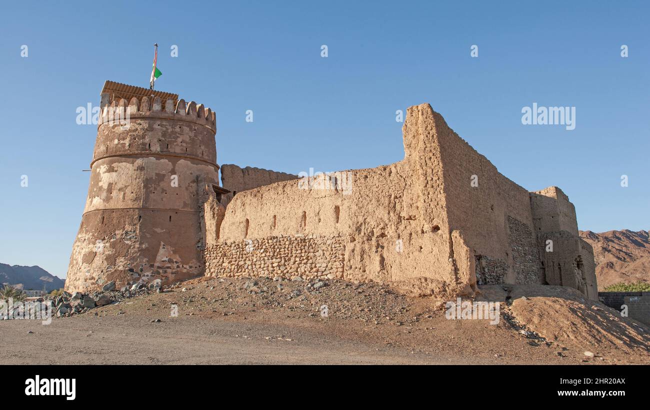 Al Bithnah Fort ist eine traditionelle Festung im Wadi Ham, in der Nähe des Dorfes Bithnah in Fujairah in den Vereinigten Arabischen Emiraten. Stockfoto