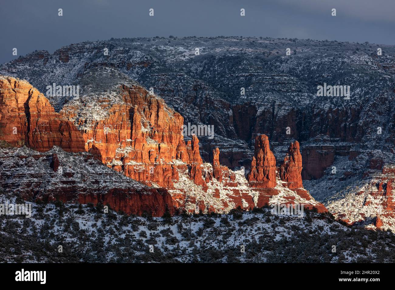 Robuste rote Felsen von Sedona mit Winterschnee und Sonnenuntergang Stockfoto