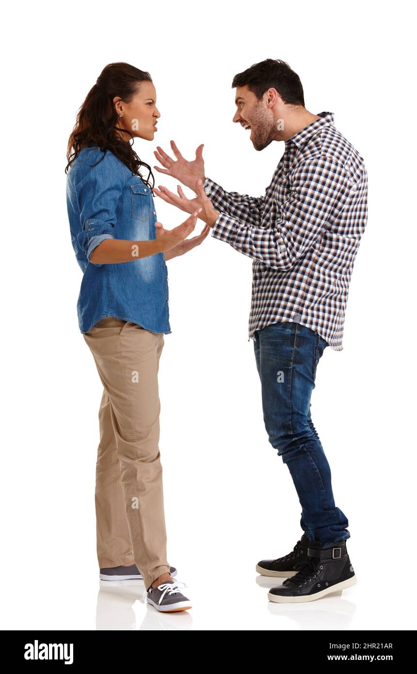 Beziehungsschwierigkeiten. Studioaufnahme eines jungen Paares, das aggressiv isoliert auf Weiß argumentiert. Stockfoto