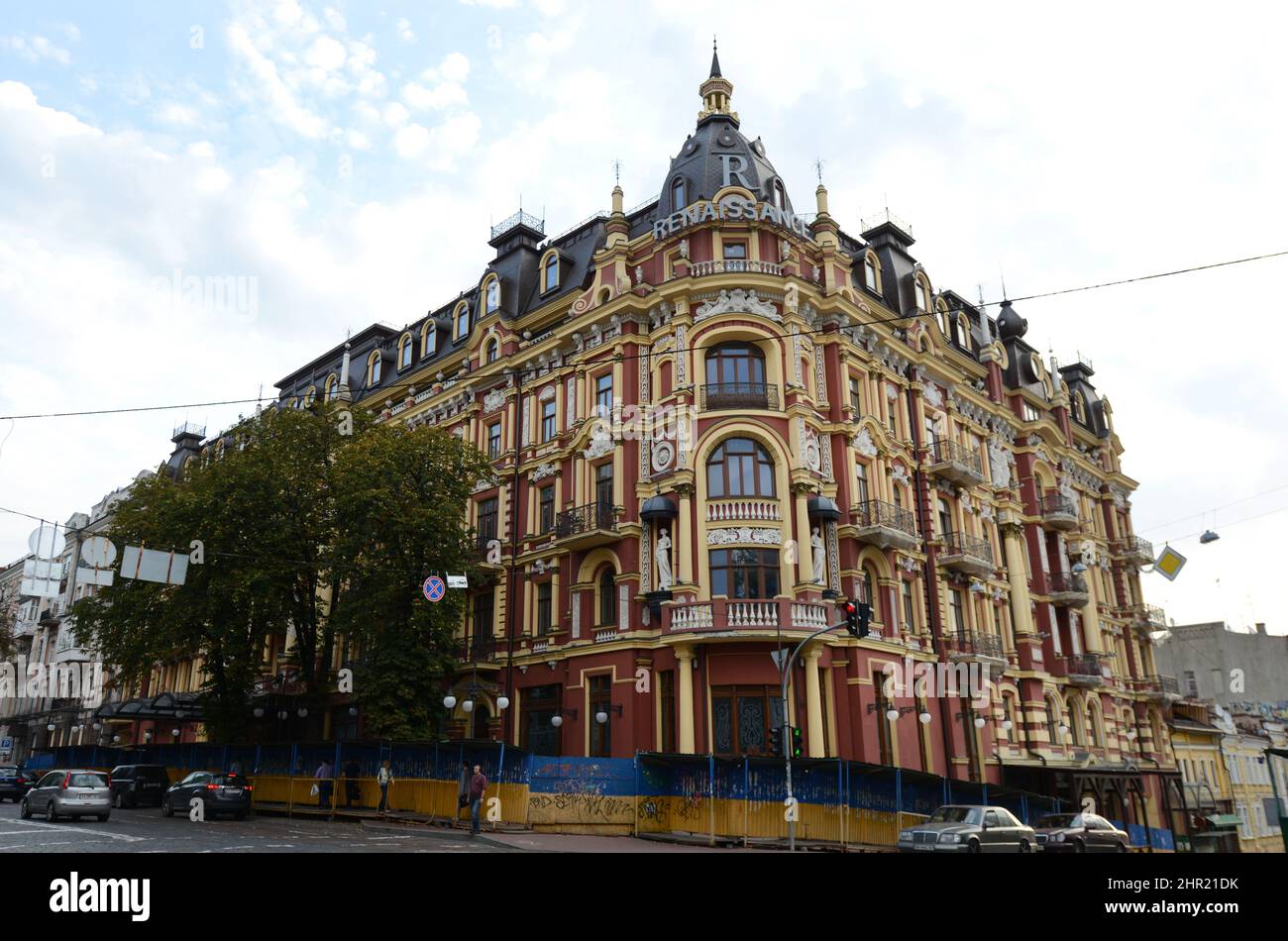 Ein schönes altes Gebäude an der Ecke der Prorizna-Straße und der Wolodymyrska-Straße in Kiew, Ukraine. Stockfoto