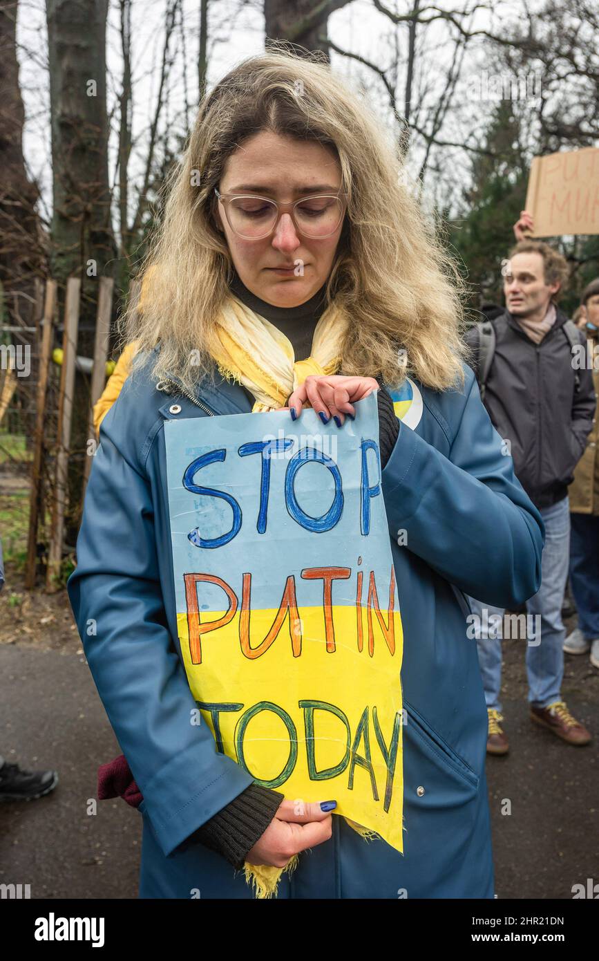 Den Haag, Niederlande. 24.. Februar 2022. Ein Protestler hält während der Demonstration ein Plakat vor dem Repräsentantenhaus in Den Haag. Demonstranten versammelten sich in Den Haag und anderen großen niederländischen Städten, um den russischen Einmarsch in die Ukraine zu verurteilen. Die Demonstranten standen vor der russischen Botschaft in der Kälte und im Regen mit Plakaten und gingen später zum niederländischen Repräsentantenhaus und sprachen mit dem ungeraden Minister, der zu der Protestgruppe hinüberging. (Foto von Charles M Vella/SOPA Images/Sipa USA) Quelle: SIPA USA/Alamy Live News Stockfoto