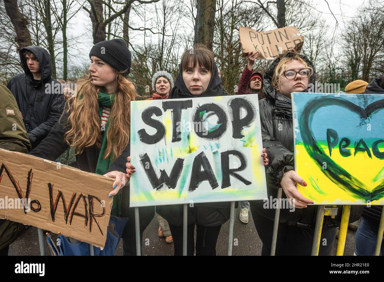 Den Haag, Niederlande. 24.. Februar 2022. Demonstranten halten während der Demonstration Plakate vor dem Repräsentantenhaus in Den Haag. Demonstranten versammelten sich in Den Haag und anderen großen niederländischen Städten, um den russischen Einmarsch in die Ukraine zu verurteilen. Die Demonstranten standen vor der russischen Botschaft in der Kälte und im Regen mit Plakaten und gingen später zum niederländischen Repräsentantenhaus und sprachen mit dem ungeraden Minister, der zu der Protestgruppe hinüberging. (Foto von Charles M Vella/SOPA Images/Sipa USA) Quelle: SIPA USA/Alamy Live News Stockfoto