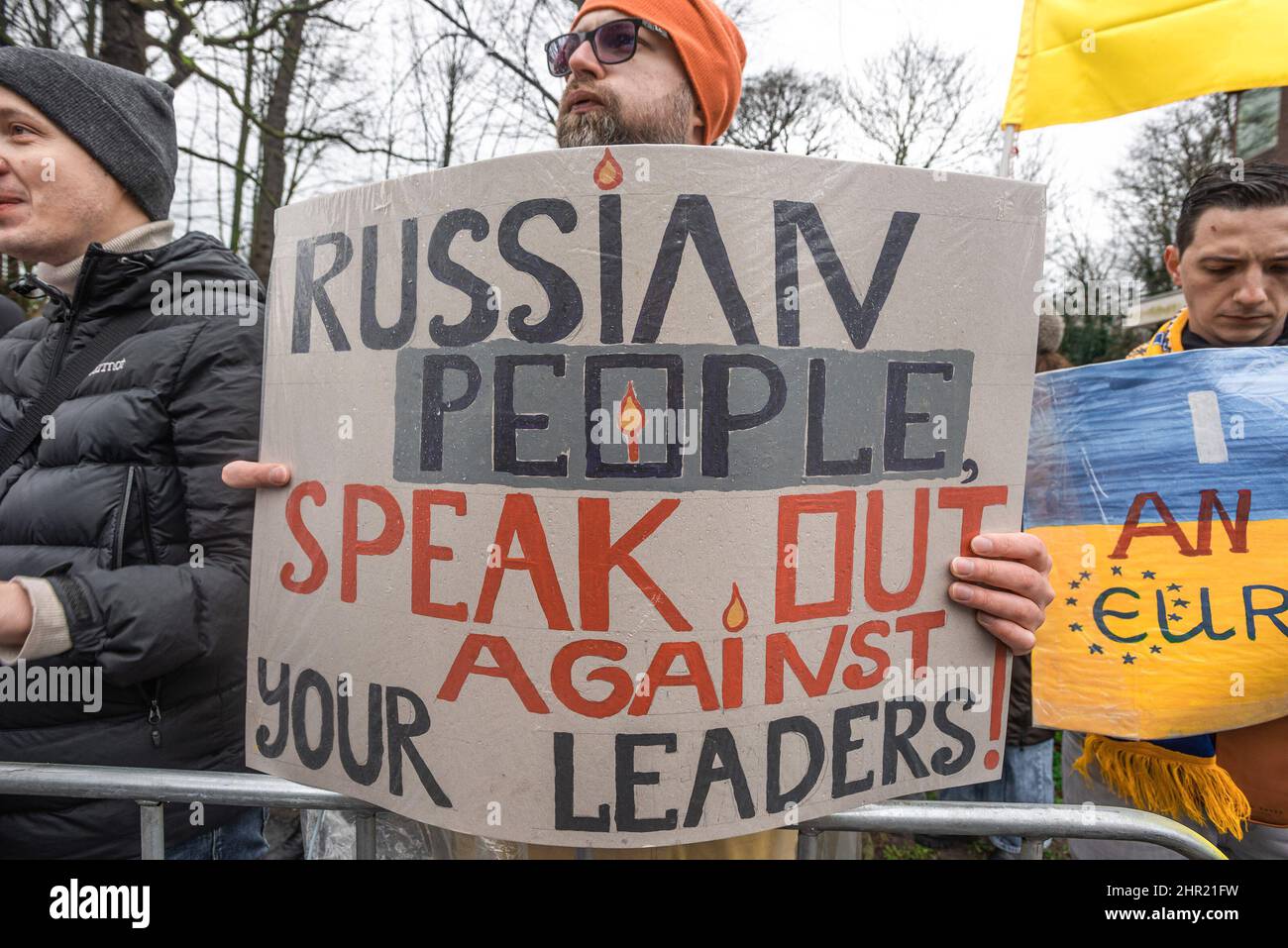 Den Haag, Niederlande. 24.. Februar 2022. Ein Protestler hält während der Demonstration ein Plakat vor dem Repräsentantenhaus in Den Haag. Demonstranten versammelten sich in Den Haag und anderen großen niederländischen Städten, um den russischen Einmarsch in die Ukraine zu verurteilen. Die Demonstranten standen vor der russischen Botschaft in der Kälte und im Regen mit Plakaten und gingen später zum niederländischen Repräsentantenhaus und sprachen mit dem ungeraden Minister, der zu der Protestgruppe hinüberging. (Foto von Charles M Vella/SOPA Images/Sipa USA) Quelle: SIPA USA/Alamy Live News Stockfoto